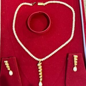 Elegant Pearl and Gold Necklace Set - Authentic pearls